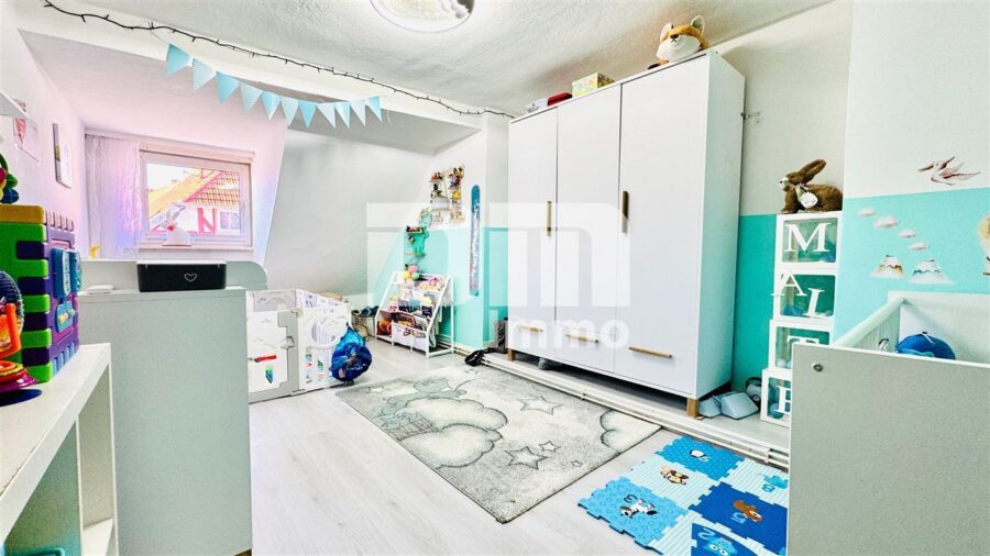 Vollvermietetes Wohn- und Gewerbeensemble: 3 Wohnungen + 2 Gewerbeeinheiten - WE3 DG Schlafzimmer / Kind